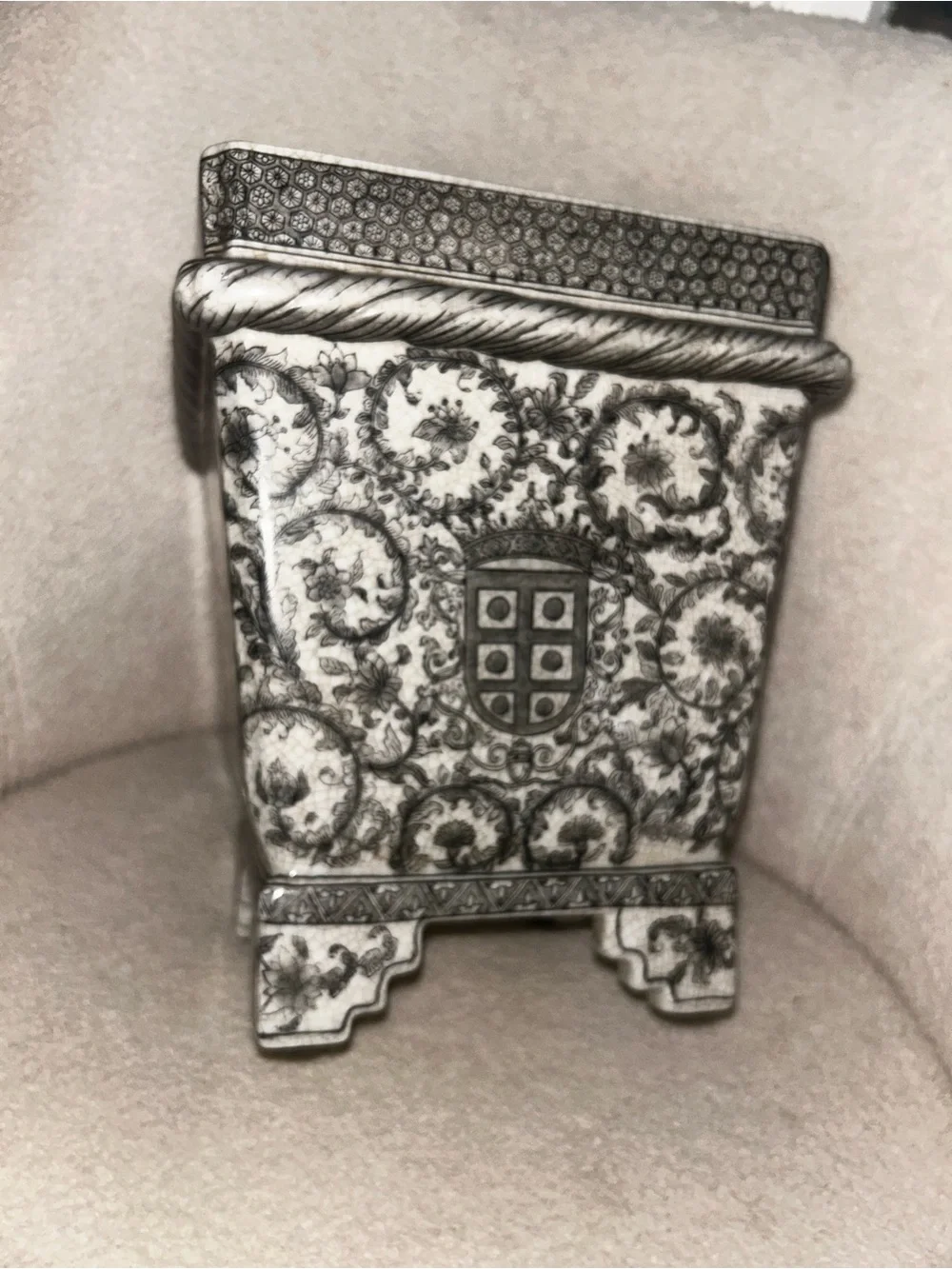 United Wilson JUWC 1897 Crest & Floral Scrollwork Square Footed Cachepot – Chin